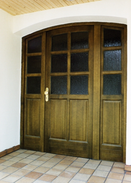 vstupní dřevěný portál OTHERM s jednokřídlými dveřmi 