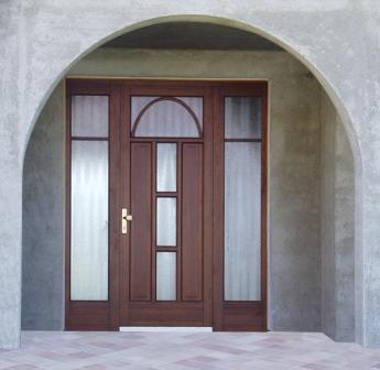 dřevěný vstupní portál s vchodovými dveřmi OTHERM