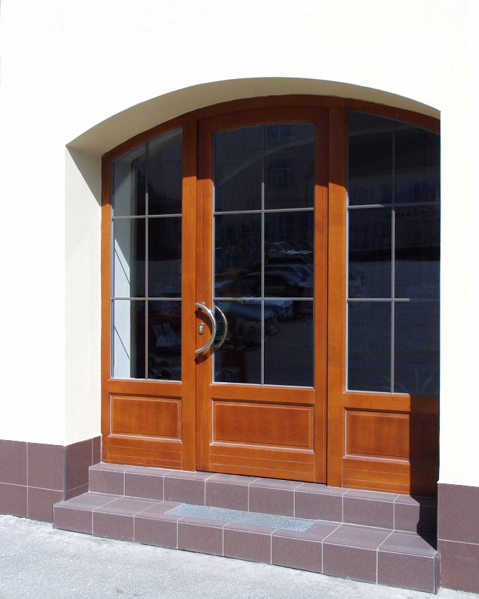 dřevěný vstupní portál OTHERM s vchodovými dveřmi